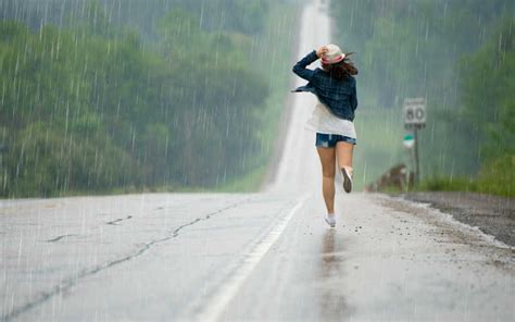 淋雨的人|下雨的时候，到底是跑着淋得雨多，还是走着淋得雨多？